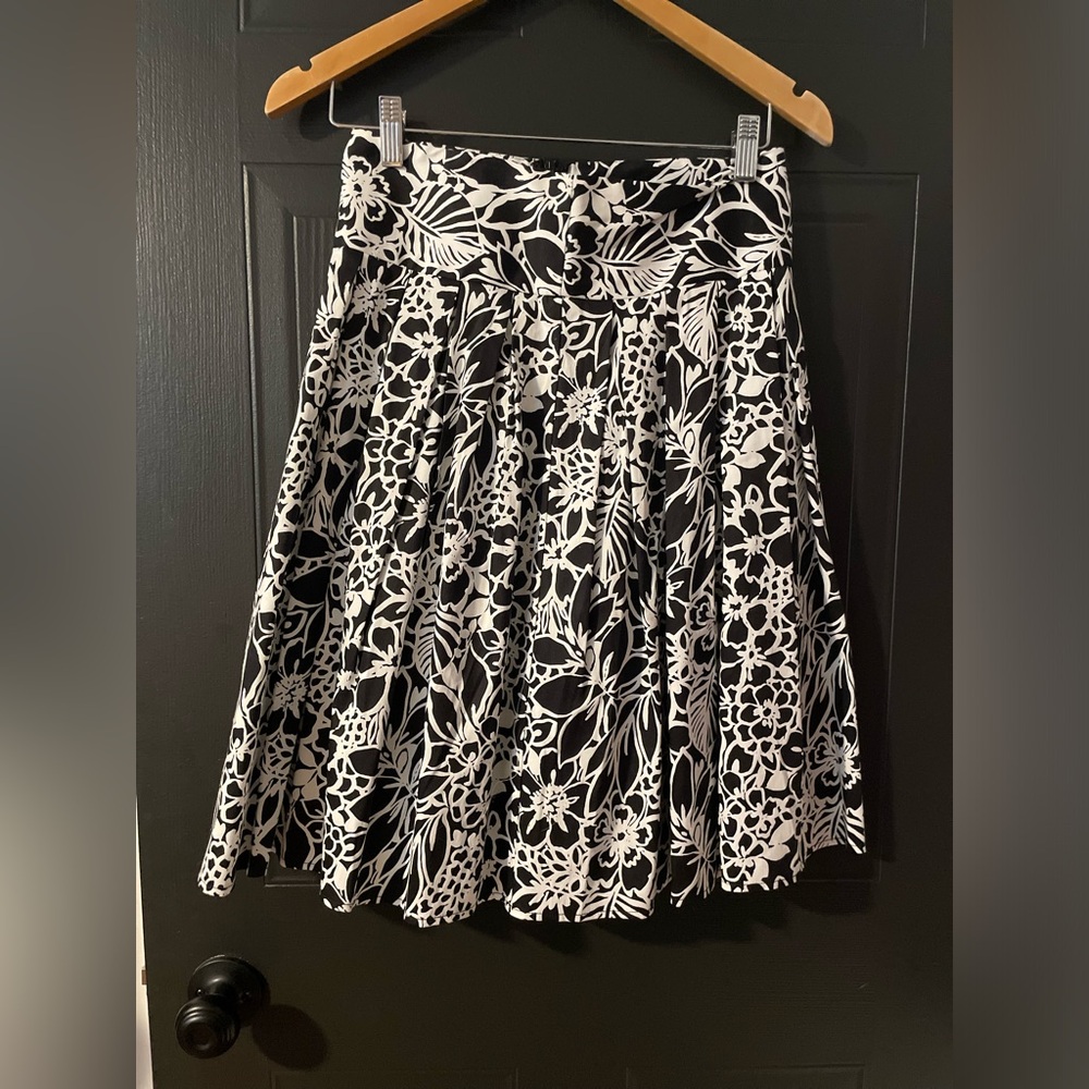 FEMME / Skirt NWOT Sz M Floral Flare